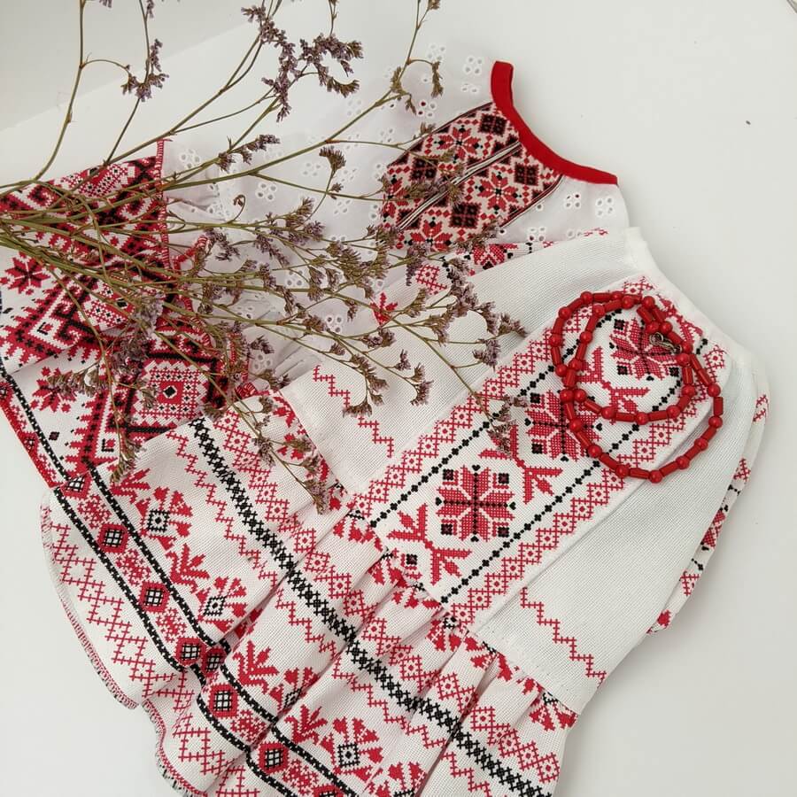 Платья для собак Украина и Зоряна. Купить вышиванку для собаки. На фото вышиванки для собак Украина и Зоряна